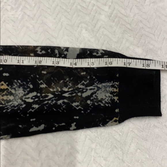 CAbi Python Snake Print Sweatshirt Style Blouse SZ S - Picture 10 of 10